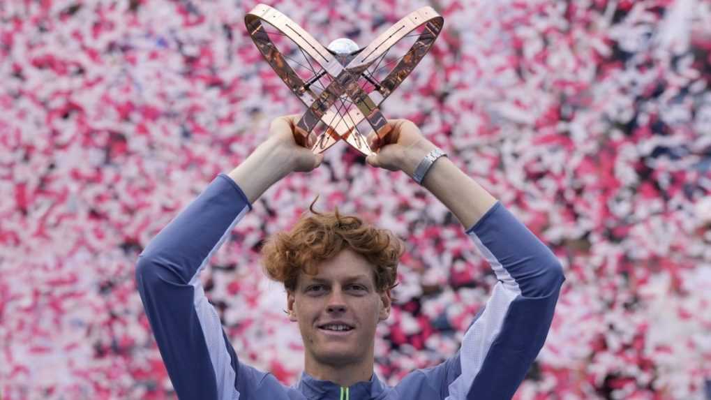aliansky tenista Jannik Sinner drž&iacute; trofej po v&iacute;ťazstve nad Austr&aacute;lčanom Alexom de Minaurom vo fin&aacute;le dvojhry na tenisovom turnaji ATP v kanadskom Toronte. 