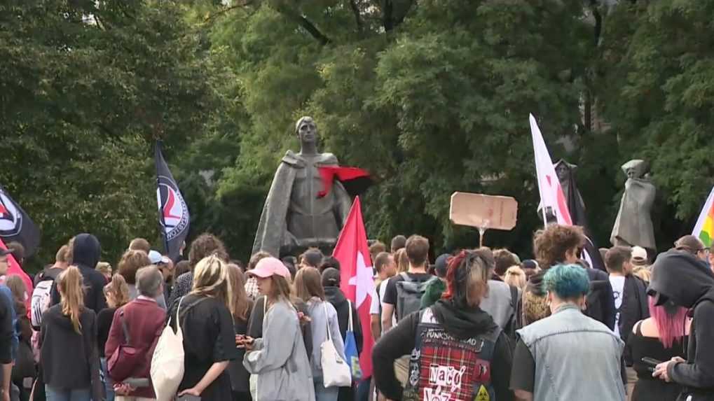 Hlavným mestom prešiel antifašistický pochod. Na výročie SNP účastníci vyzývali na podporu demokracie