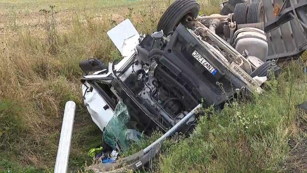 Zrážka osobných a nákladných áut pri Kútoch si vyžiadala štyroch ťažko zranených