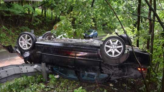 Na snímke auto na streche krátko po nehode.