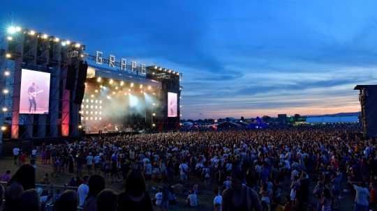 Hlavné pódium festivalu Grape počas koncertu.