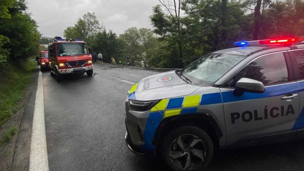 Havária na severe Slovenska: Kamión vyletel z cesty a cez železničnú trať sa zrútil k rieke