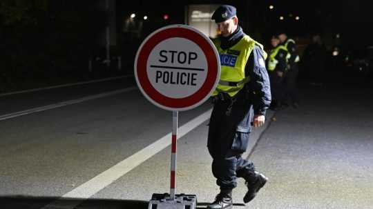 Na snímke policajt vykonávajúci kontrolu na českých hraniciach.