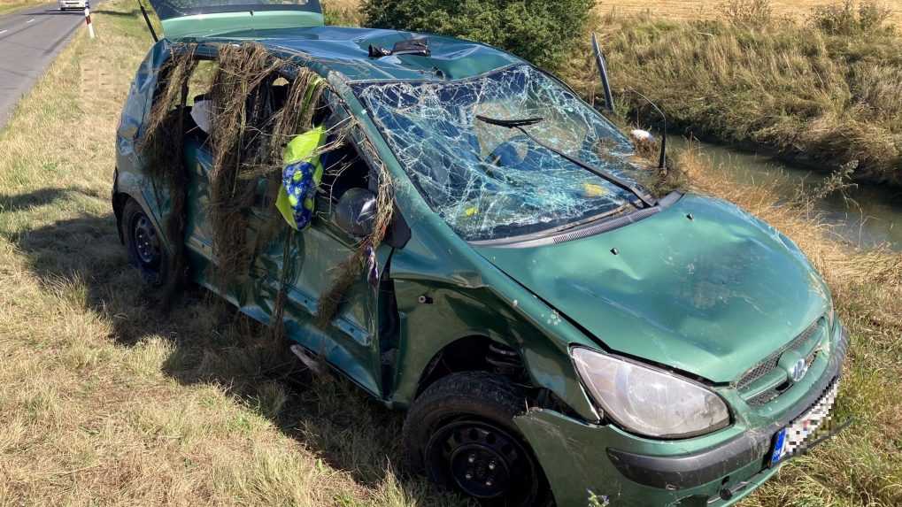 Auto skončilo v kanáli, vodička haváriu neprežila. Na južnom Slovensku došlo k tragédii