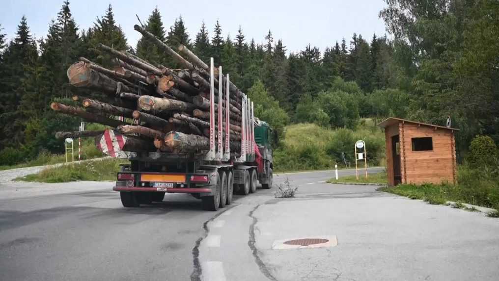 Porušujú zákaz aj za cenu pokuty, len aby si skrátili cestu. Kamionisti tvrdia, že sa im to oplatí viac