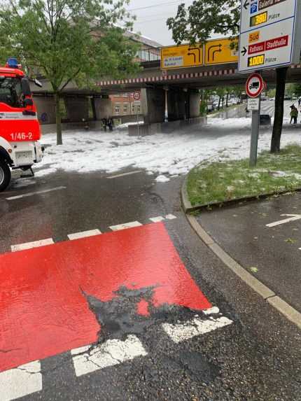 Intenzívne krupobitie zasypalo nemecké mesto Reutlingen.