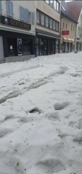 Ulice mesta Reutlingen zasypali krúpy.