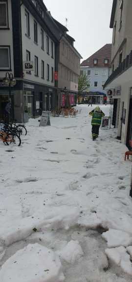 Ulice mesta Reutlingen zasypali krúpy.