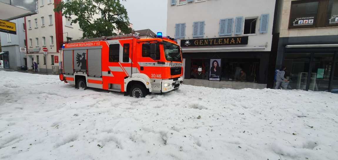 FOTO: Intenzívne krupobitie zasypalo ulice nemeckého mesta. Na odpratávanie museli použiť snežné pluhy