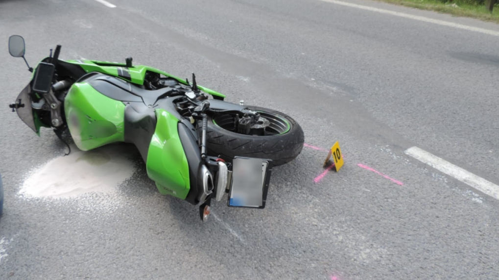 Predbiehanie sa stalo 24-ročnému motocyklistovi osudným. Neprežil náraz do zvodidiel