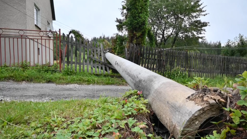 Ľudia v Klokočove sú aj tretí deň po búrke stále bez elektriny. Hrozí, že zostanú aj bez pitnej vody