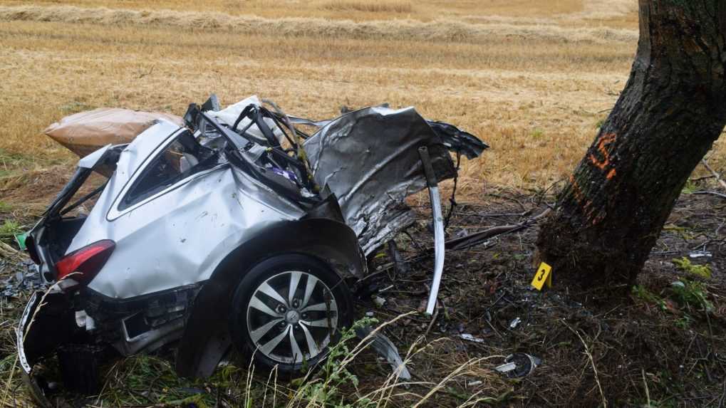 Auto dostalo šmyk, po náraze do stromu skončilo roztrhnuté na dve časti