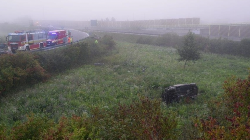 Dostali sa mimo diaľnice, kde sa ich auto prevrátilo a ostalo stáť na boku. Tragickú nehodu neprežil 27-ročný muž