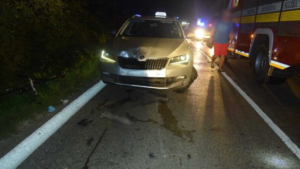 Mladý cyklista prešiel do protismeru a zrazil sa s osobným autom. Haváriu neprežil