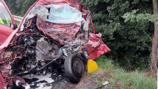 Zdemolované auto po zrážke s nákladným vozidlom.