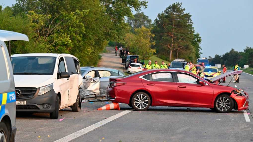 Pri nehode na diaľnici D2 zomreli dvaja ľudia.