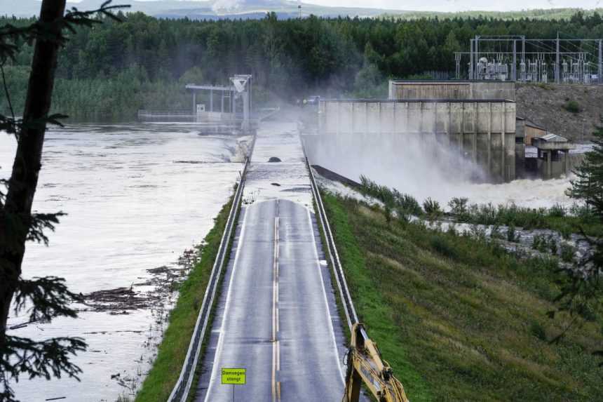 Pretrhnutá hrádza v obci Braskreidfoss.
