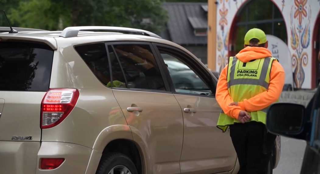 Poliaci si spravili v Tatrách parkovací biznis. Od turistov vyberajú nelegálne poplatky