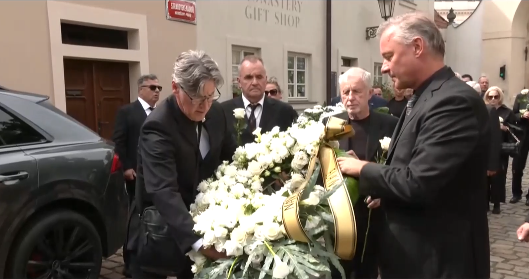 Na rozlúčke s hudobníkom Vašom Patejdlom nechýbali členovia skupiny Elán. S príhovorom vystúpil Jožo Ráž