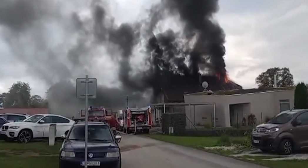 Rodina na Spiši prišla o strechu nad hlavou. Udrel do nej blesk a zhorela, následne ich vytopil silný lejak