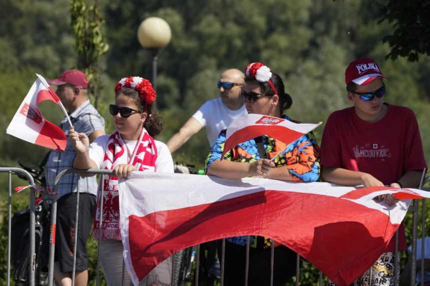 Ľudia čakajú na obrovskú vojenskú prehliadku.