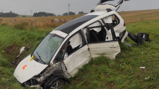 Na policajnej snímke havarované auto.