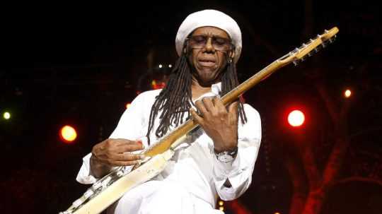 Gitarista Nile Rodgers.