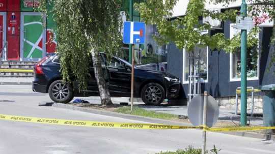 Auto na mieste streľby.