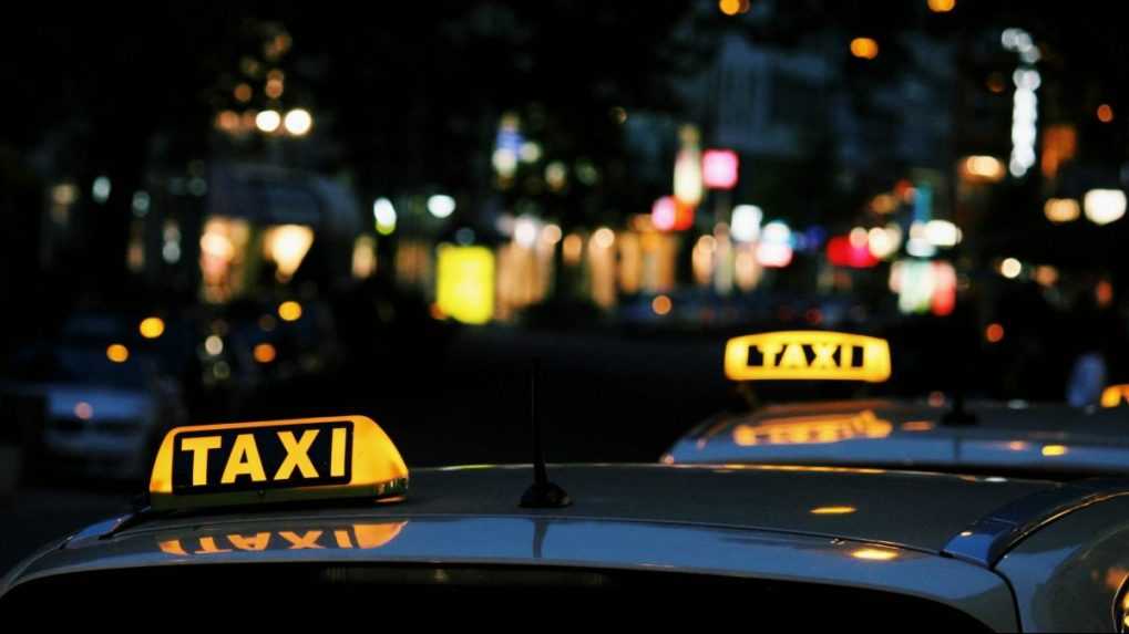 Podvodník obišiel naprázdno. Celoživotné úspory dôchodcovi zachránil duchaplný taxikár