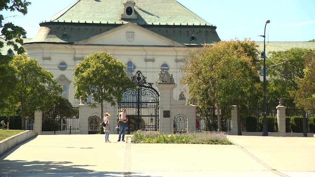 Osobné problémy ho dohnali k podpaľačstvu: Muž polial benzínom a zapálil jednu z brán pri Úrade vlády SR