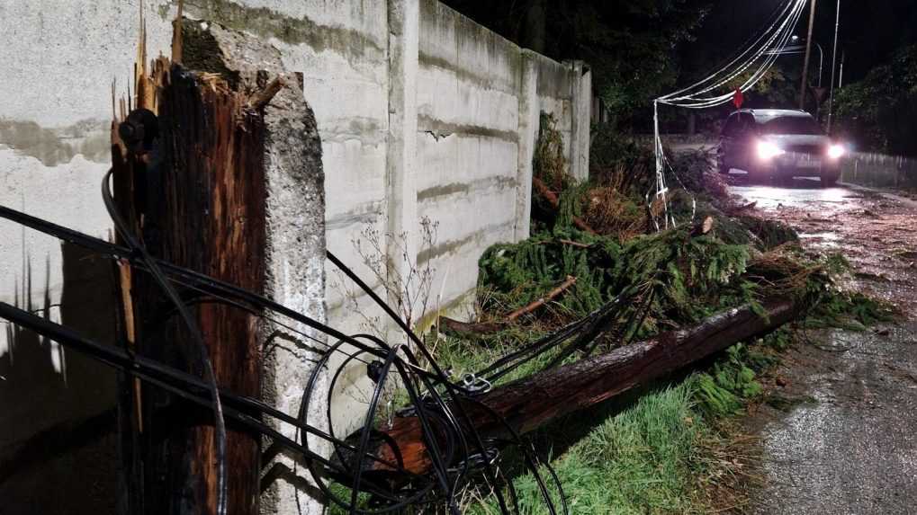 Po veternej smršti platí vo Vrábľoch mimoriadna situácia, v meste odstraňujú škody po výčinoch počasia