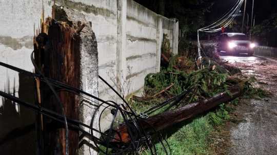 Po veternej smršti zostáva v meste vyhlásená mimoriadna situácia.