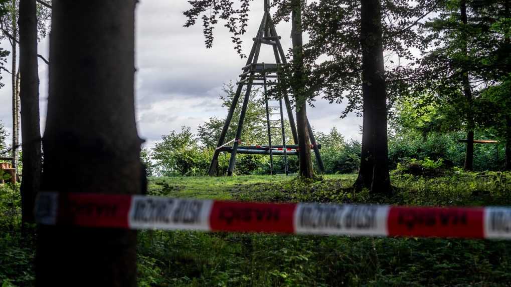 Pád detí z rozhľadne spôsobilo jej preťaženie, tvrdí obec. Polícia vyšetruje ďalej