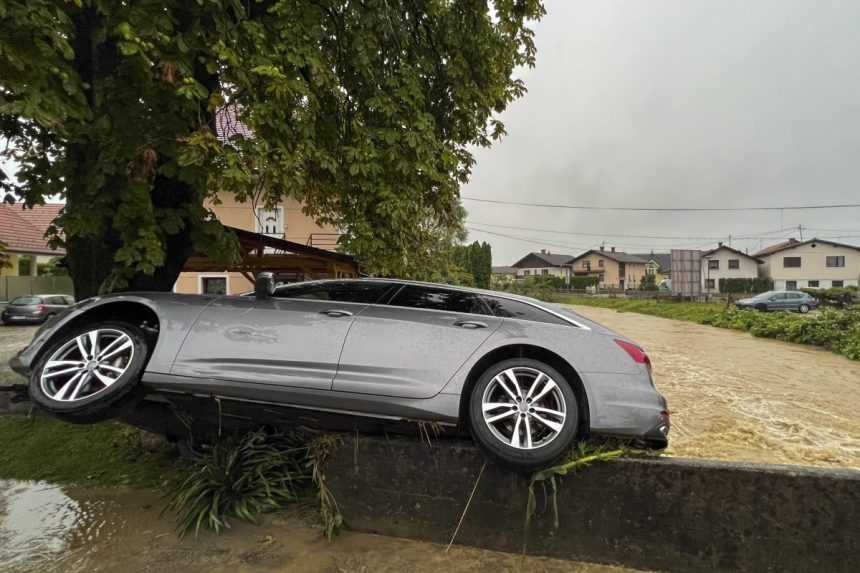 odplavené auto
