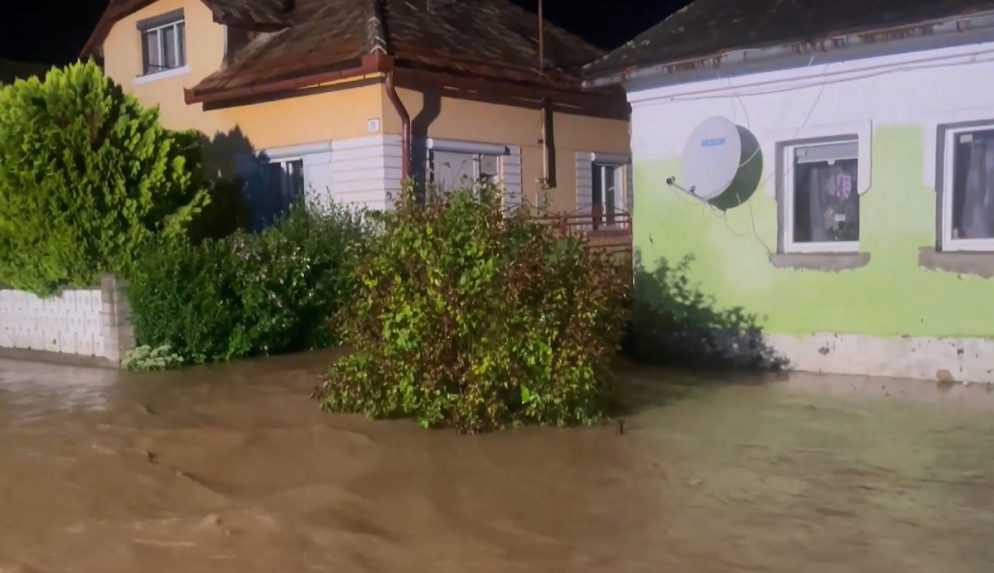 VIDEO: Obce na Gemeri sa ocitli pod vodou, extrémne silné búrky neutíchajú