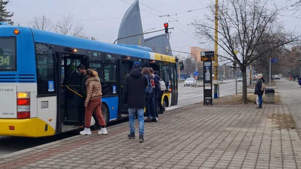 Na košickom sídlisku čakajú cestujúci na MHD pod holým nebom. Od februára sú tam zastávky bez prístreškov