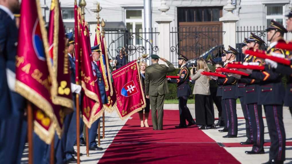 Prezidentka Zuzana Čaputová pripevnila stuhy na bojové zástavy desiatim vojenským útvarom Ozbrojených síl SR.