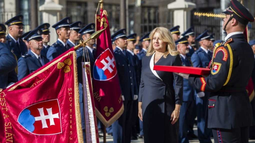 Prezidentka počas slávnostného ceremoniálu pripnutia stúh na bojové zástavy.