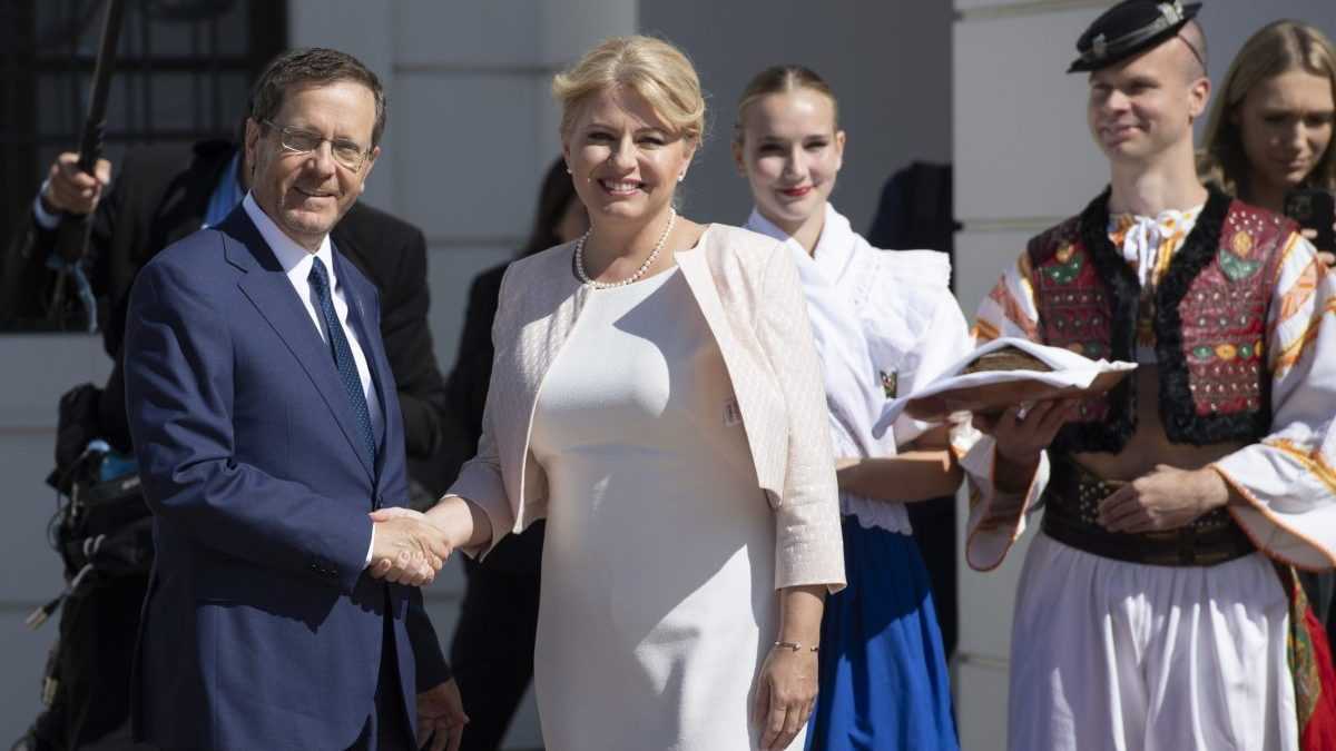 Prezidentka SR vÃƒÂ­ta izraelskÃƒÂ©ho prezidenta Isaaca Herzoga pred PrezidentskÃƒÂ½m palÃƒÂ¡com.