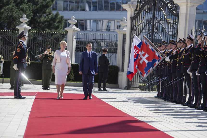 Prezidentka SR Zuzana Čaputová a izraelský prezident Isaac Herzog kráčajú počas prehliadky čestnej stráže.