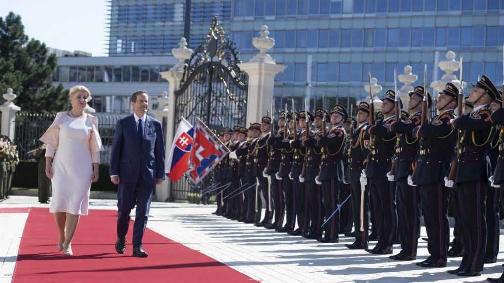 Izraelský prezident Isaac Herzog kráča vedľa Zuzany Čaputovej počas prehliadky čestnej stráže.