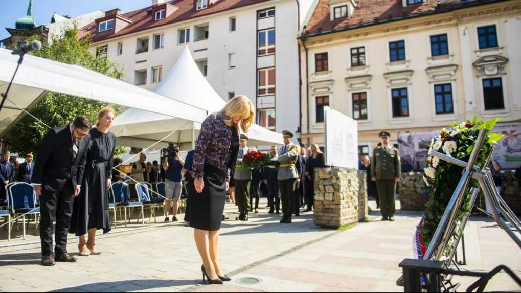 Prezidentka počas pietneho aktu kladenia kamienkov pri príležitosti Pamätného dňa obetí holokaustu a rasového násilia.