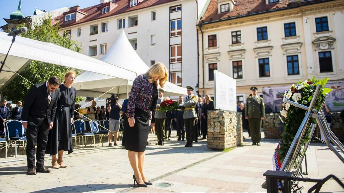 Prezidentka poÃ„Âas pietneho aktu kladenia kamienkov pri prÃƒÂ­leÃ…Â¾itosti PamÃƒÂ¤tnÃƒÂ©ho dÃ…Âˆa obetÃƒÂ­ holokaustu a rasovÃƒÂ©ho nÃƒÂ¡silia.