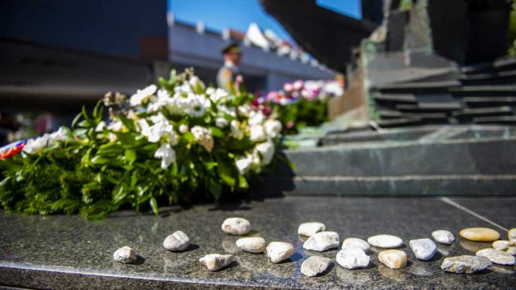 Pietny akt kladenia kamienkov pri príležitosti Pamätného dňa obetí holokaustu a rasového násilia.