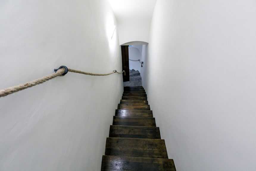 Na snímke obnovené schodisko vo veži.