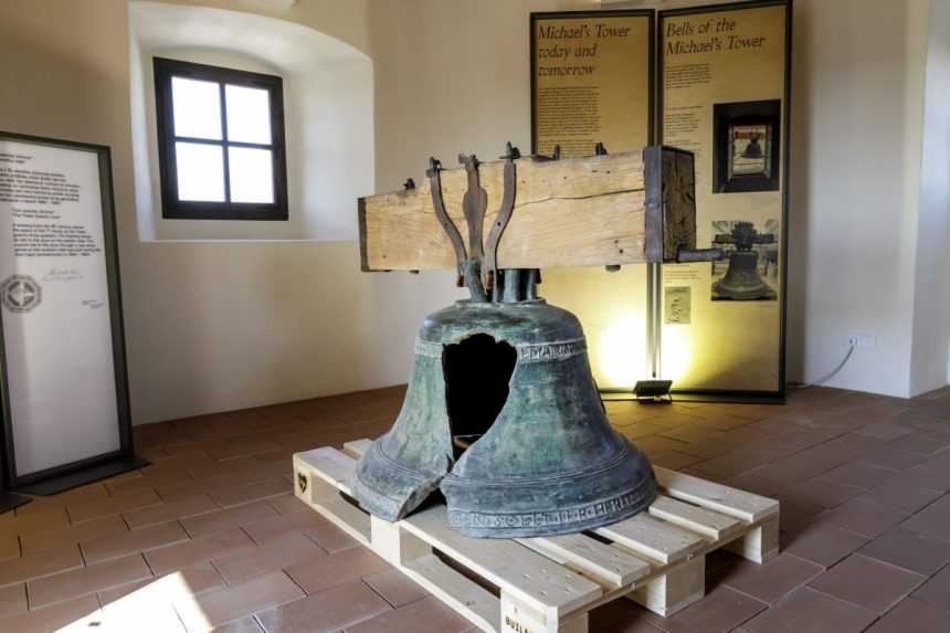 Na snímke starší zvon (1589), ktorý bol poškodený počas oslobodzovania Bratislavy v roku 1945.