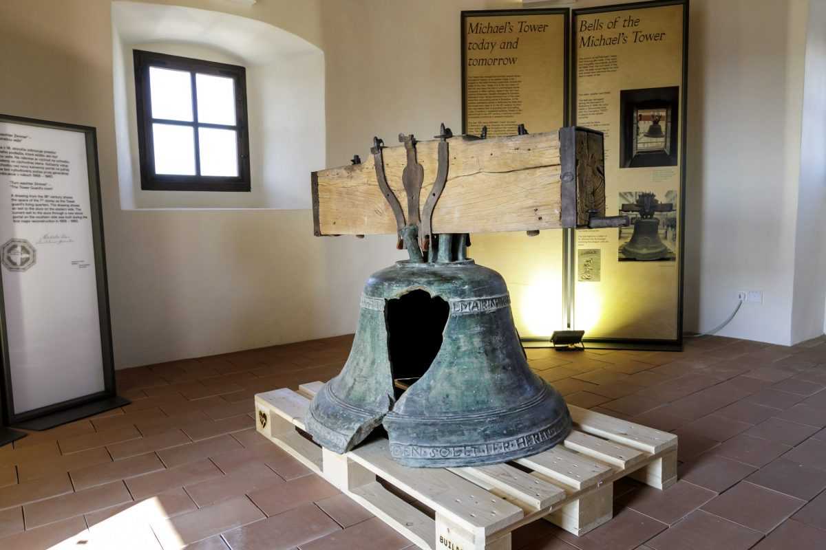 Na sn&Atilde;&Acirc;&shy;mke star&Atilde;&Acirc;&iexcl;&Atilde;&Acirc;&shy; zvon (1589), ktor&Atilde;&Acirc;&frac12; bol po&Atilde;&Acirc;&iexcl;koden&Atilde;&Acirc;&frac12; po&Atilde;&Acirc;as oslobodzovania Bratislavy v roku 1945.