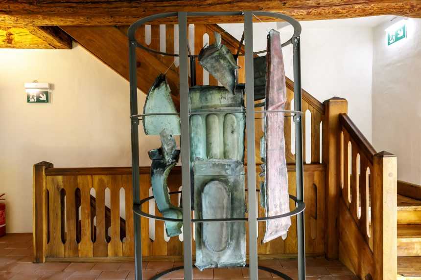 Na snímke časti strechy veže pred obnovou.