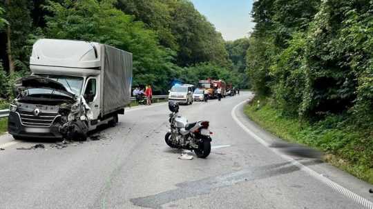 Na snímke havarovaná dodávka a motocykel po dopravnej nehode.