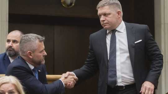 Zľava Peter Pellegrini si podáva ruku s Robertom Ficom.